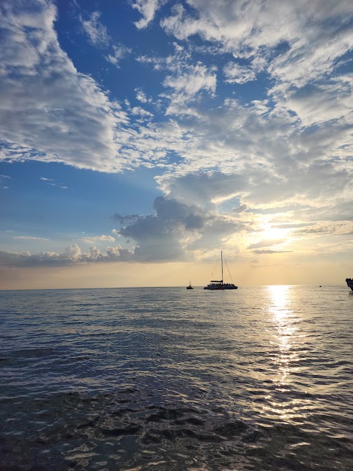 Four hour sailing adventure in Panama City