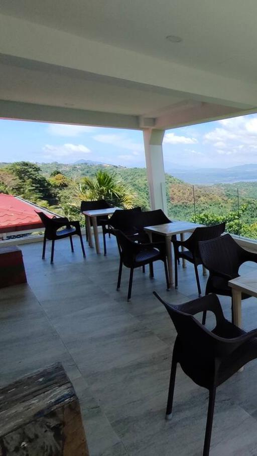 Tagaytay Chill Chill House (Taal side room)